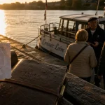 Croisière sur la Loire tarif : bateau amarré au quai, au coucher du soleil