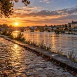 Balade bord de loire orléans au bord du fleuve, chemin et Pont Georges V au golden hour