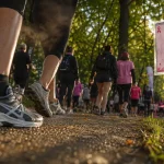 Les foulées roses olivet : marcheurs et coureurs près de la rubalise rose