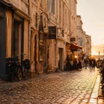 quartier saint nicolas à La Rochelle, ruelle piétonne et cafés au golden hour