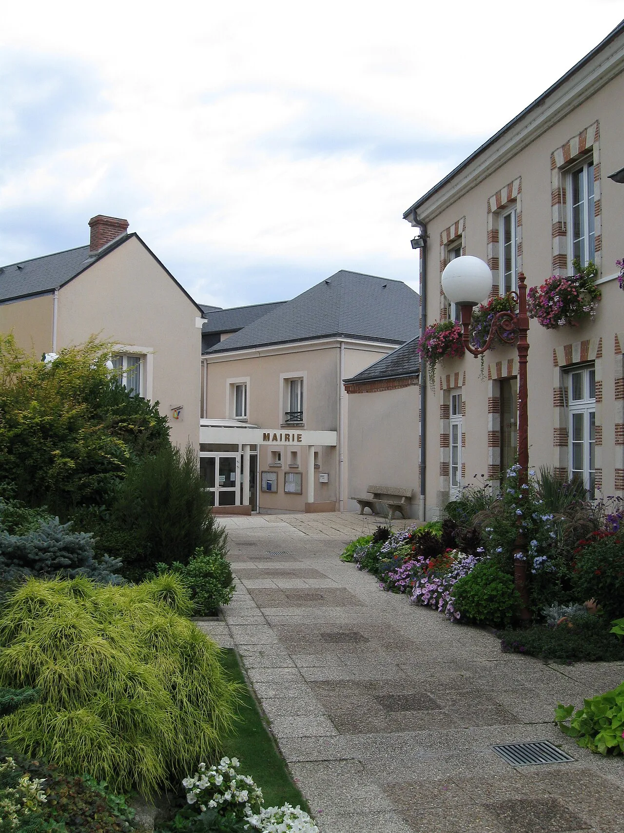 Vue du centre de Saint-Cyr-en-Val.